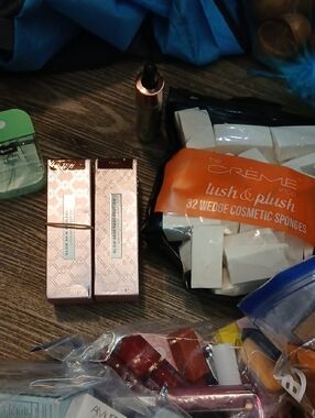 The Crème Shop Lush & Plush 32 Wedge Cosmetic Sponges - White